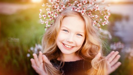 Девочка улыбается