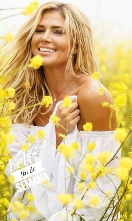 Женщина улыбается