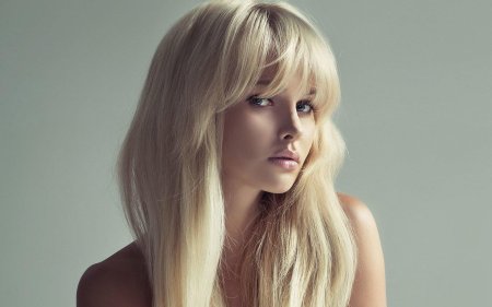 Блондинка с челкой