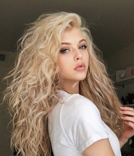 Девушки со светлыми волосами