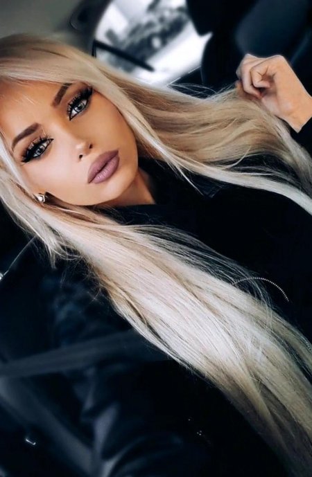 Блондинка с длинными волосами