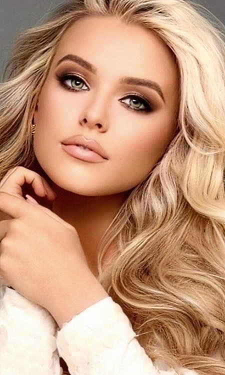 Красивое лицо блондинки