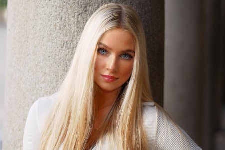 Блондинка красивая девушка