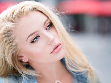 Модель блондинка с голубыми глазами