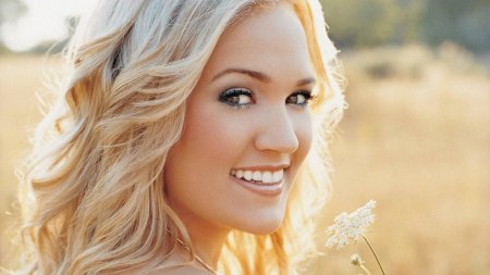 Блондинка красивая девушка