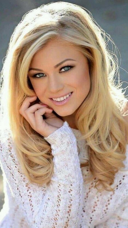 Красивая девушка блондинка