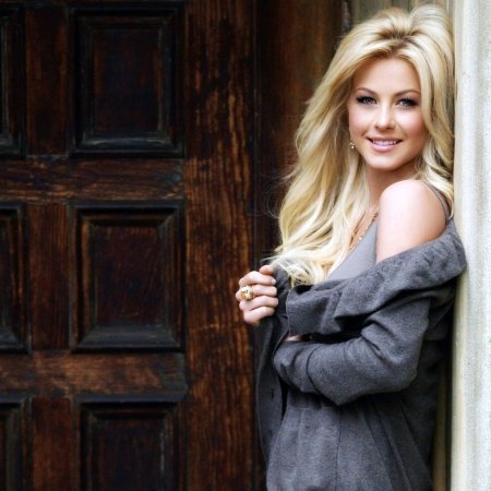 Красивая девушка блондинка