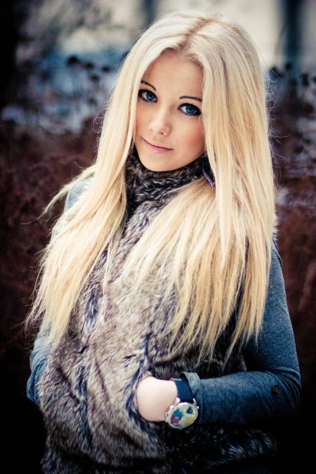 Красивая девушка блондинка