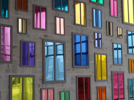 Цветные стекла в окнах