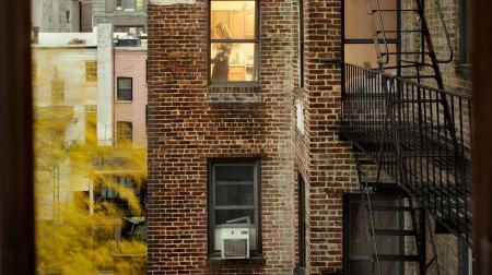 Вид в окно с улицы