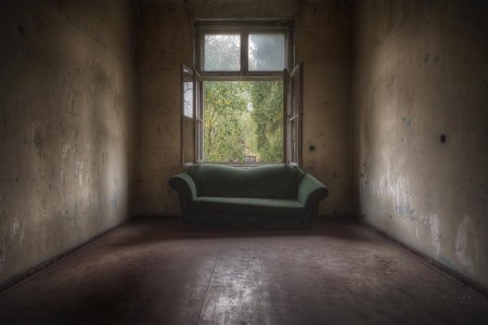 Старая комната с диваном