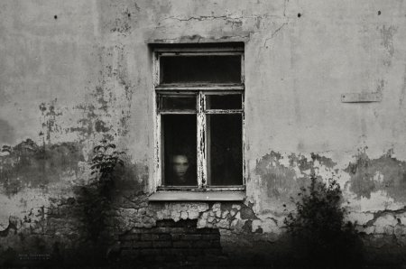 Окно в заброшенном здании