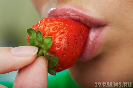 Губы клубника