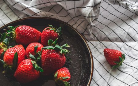 Клубника на тарелке