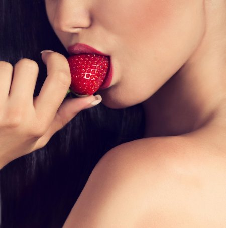 Брюнетка с клубникой