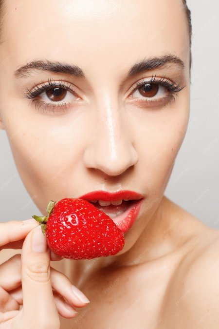 Девушка ест клубнику