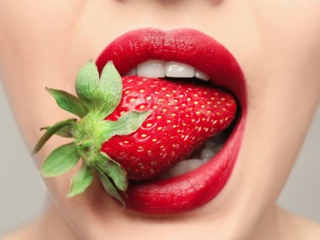 Губы с клубникой