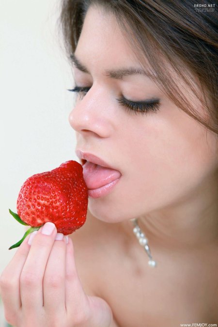 Девушка ест клубнику