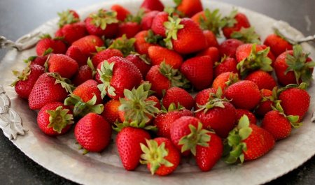 Клубника в тарелке