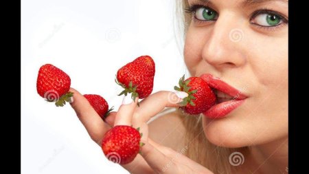 Девушка ест клубнику