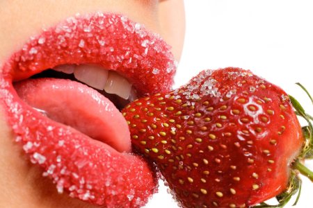 Поцелуй с клубникой