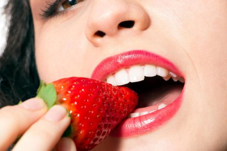 Девушка с клубникой