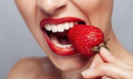 Губы с клубникой