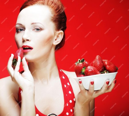 Девушка с клубникой