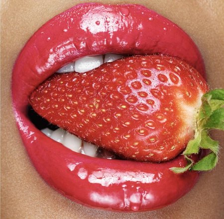 Губы с клубникой