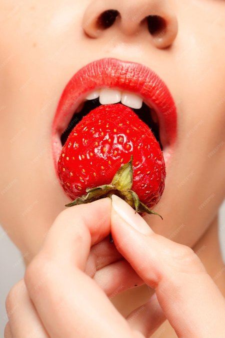 Губы с клубникой