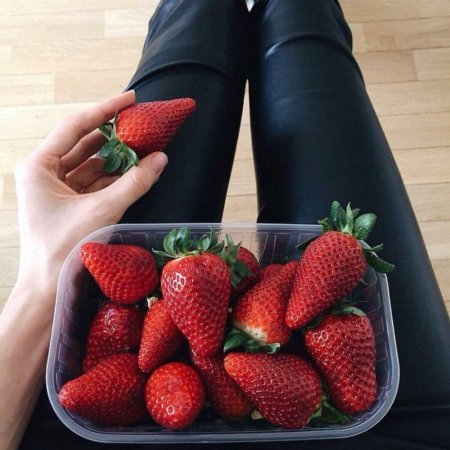 Клубника в руках
