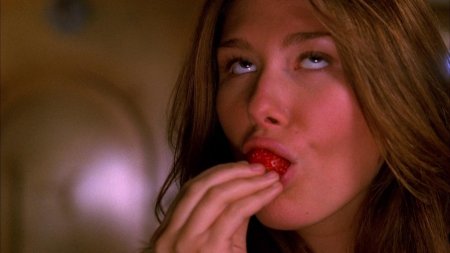 Девушка с клубникой