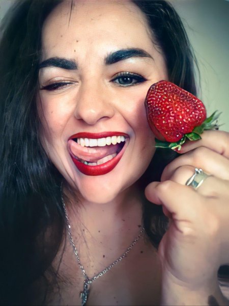 Девушка с клубникой