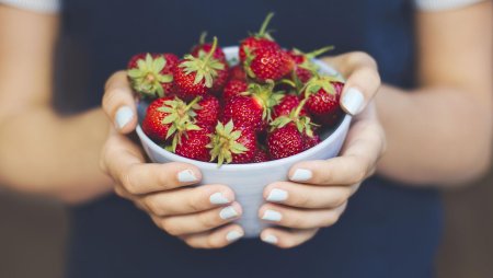Клубника в руках