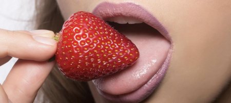 Губы с клубникой