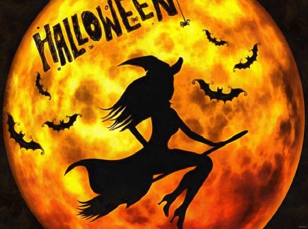 Ведьма на фоне луны