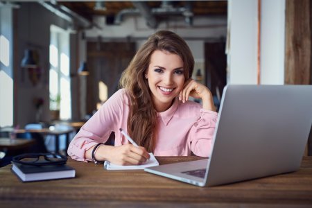 Девушка за ноутбуком