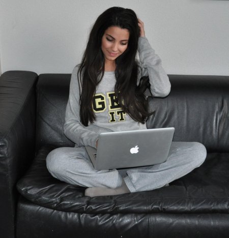 Брюнетка с ноутом