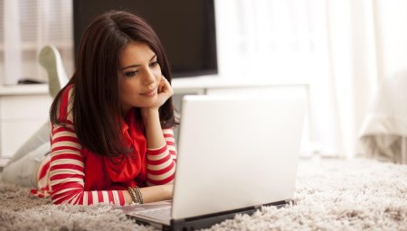 Красивая девушка с ноутбуком