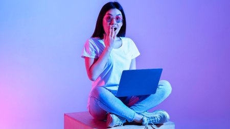 Девушка неон