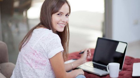 Психолог с ноутбуком