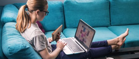 Женщина сидит на диване