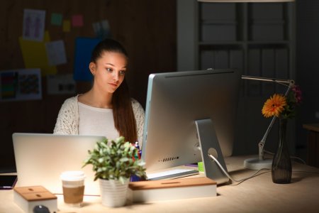 Девушка сидит за компьютером