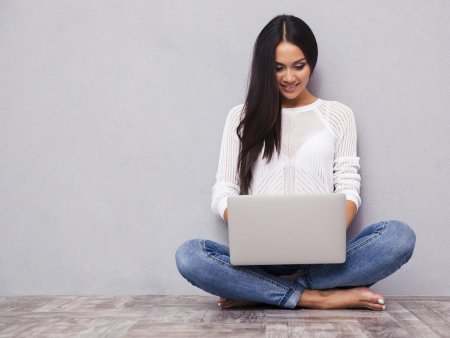 Девушка сидит за ноутбуком