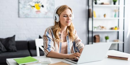 Девушка с ноутбуком и наушниками