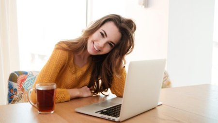 Молодая женщина ноутбук