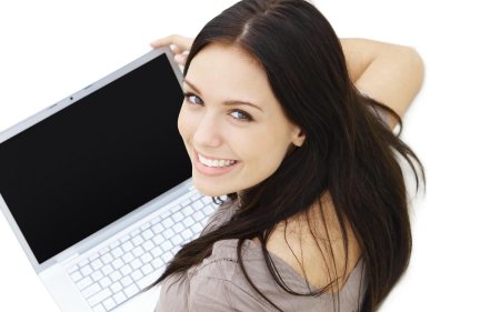 Девушка с ноутбуком