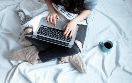 Девушка с ноутом