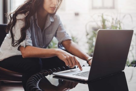 Девушка за ноутбуком