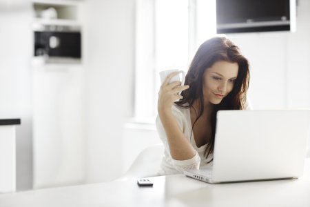 Женщина за ноутбуком